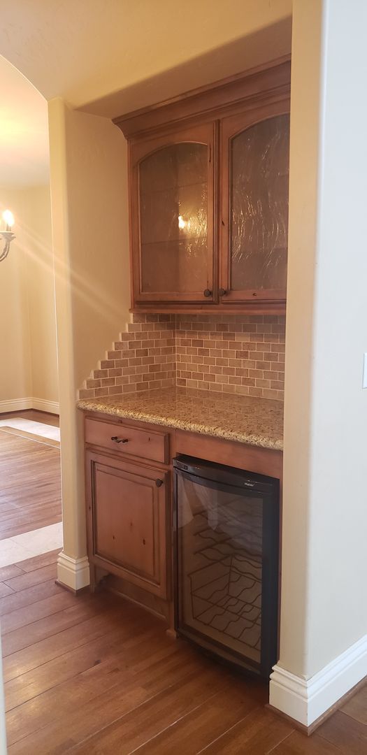 Building Photo - Beautiful 5 bedroom, 3 bath home on the Ea...