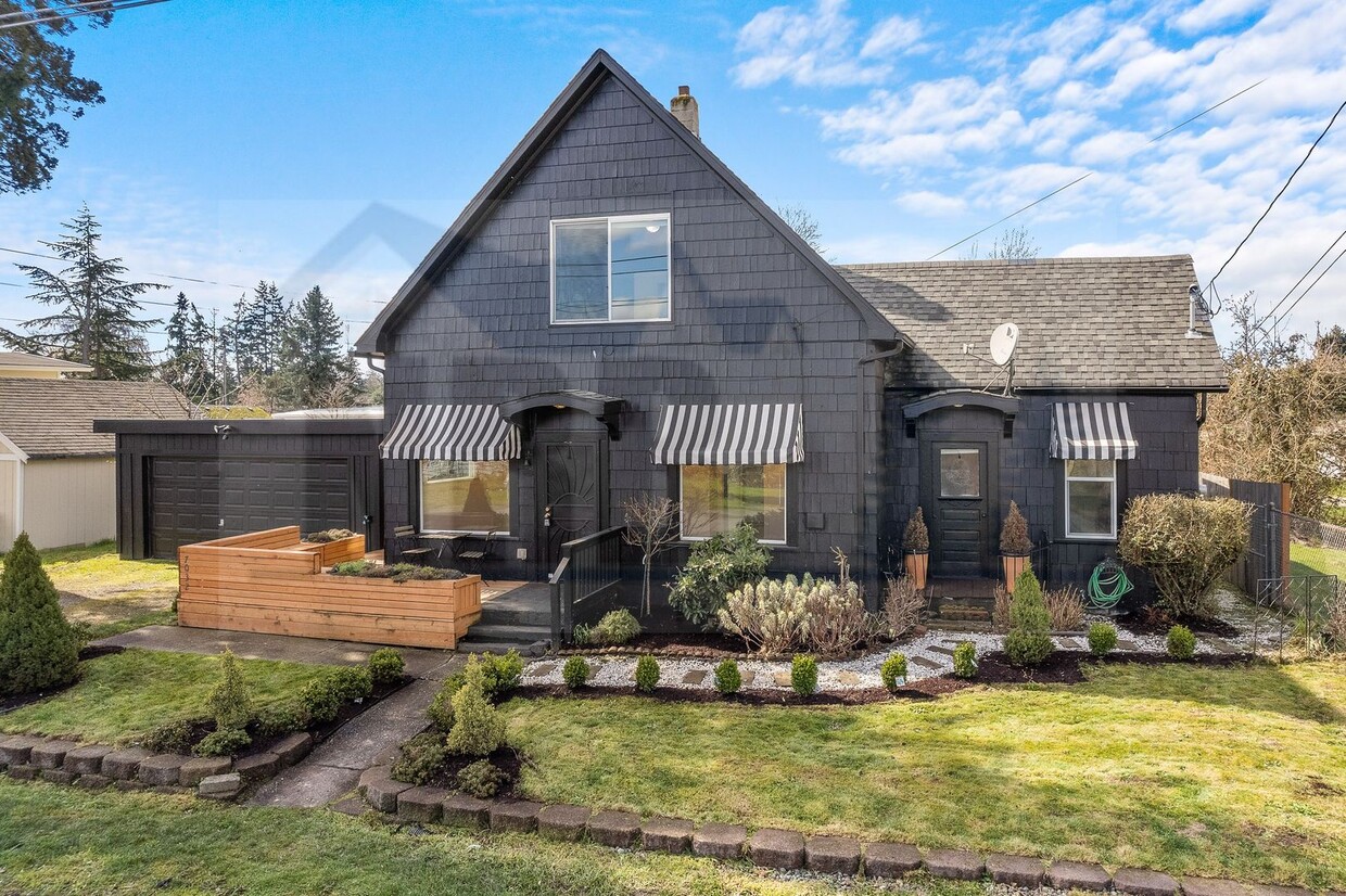 Primary Photo - Two-story Old Craftsman House in Tacoma!