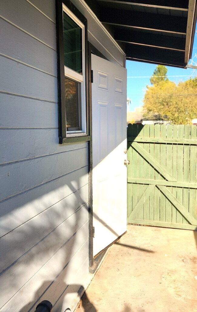 Building Photo - AMAZING 1 BEDROOM AND 1 BATH UNIT FOR LEASE