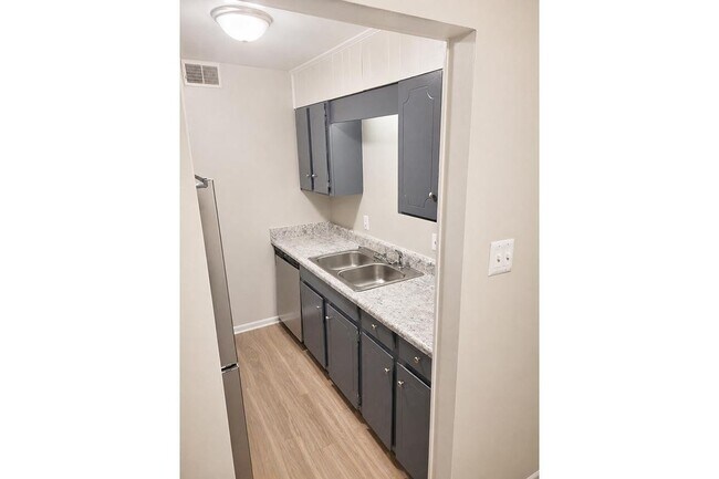 Bienvenidos a Richmond Hills Apartments, donde el diseño moderno se une a la funcionalidad. Nuestras elegantes cocinas cuentan con acabados sofisticados y amplio espacio de almacenamiento, perfectas para cocinar y recibir invitados. ¡Programe su visita hoy mismo para conocer su futuro hogar! - Richmond Hills Apartments