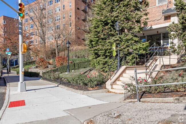 Walkway - 609 Kappock St