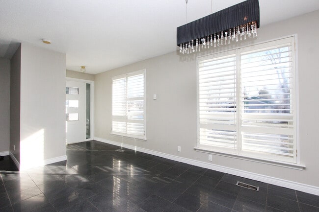 Building Photo - Bright and Spacious Main Floor Apartment f...