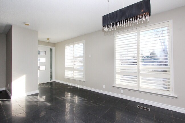 Photo du bâtiment - Bright and Spacious Main Floor Apartment f...