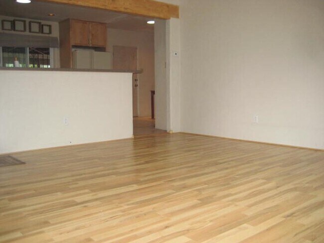 Building Photo - 521 Valverde Dr SE