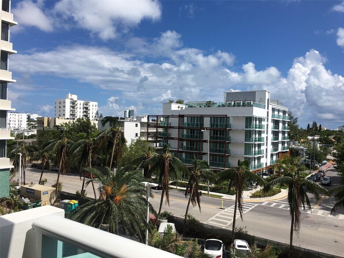 Foto principal - 1200 West Ave