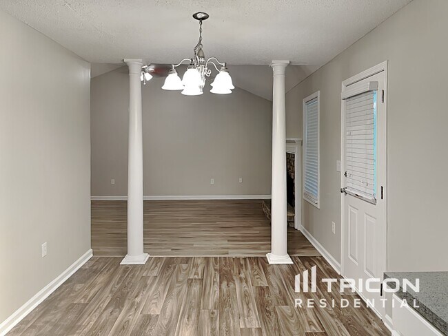 Foto del edificio - 383 Pleasant Forest Dr