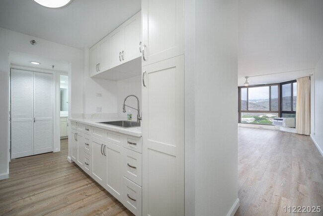 Foto del edificio - Move-In Ready – Fully Renovated Penthouse Unit | Central Location