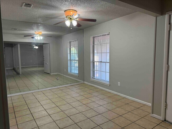 Building Photo - Fort Worth Duplex