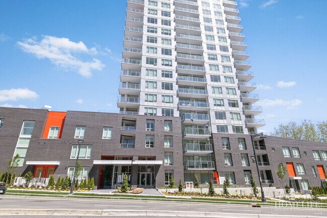 Photo du bâtiment - Bright & Spacious 2 Bedroom 2 Bathroom Corner Condo with Panoramic Views in Surrey Central