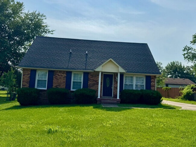 Foto del edificio - Convenient location! Cute 4 Bed 2 Bath home with detached 2 Bay Garage!