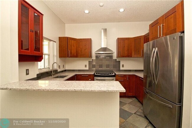 Foto del edificio - 716 Juniper Ln