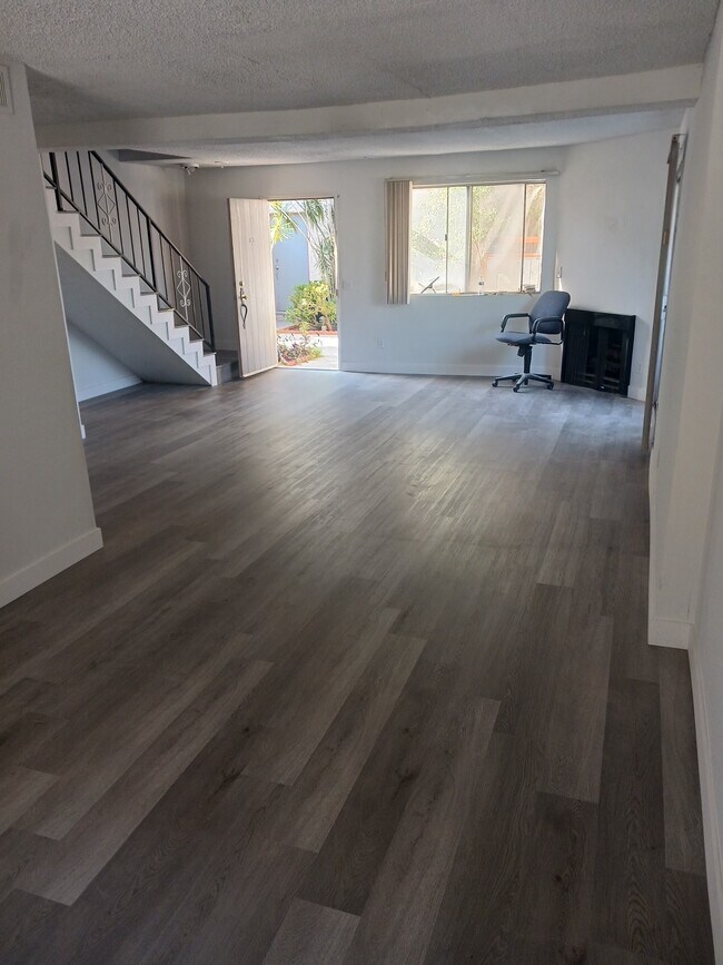 Foto del edificio - 7107 Kester Ave