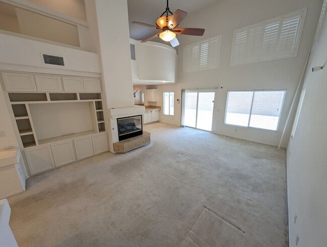 Building Photo - 10900 Royal Highlands St