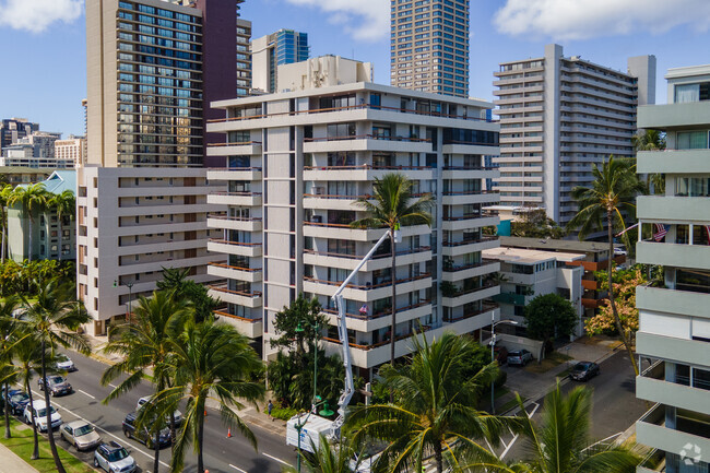 Building Photo - 2029 Ala Wai Blvd