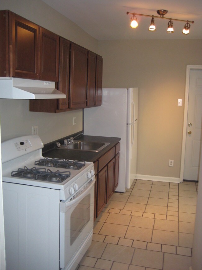 Kitchen - 323 Point St