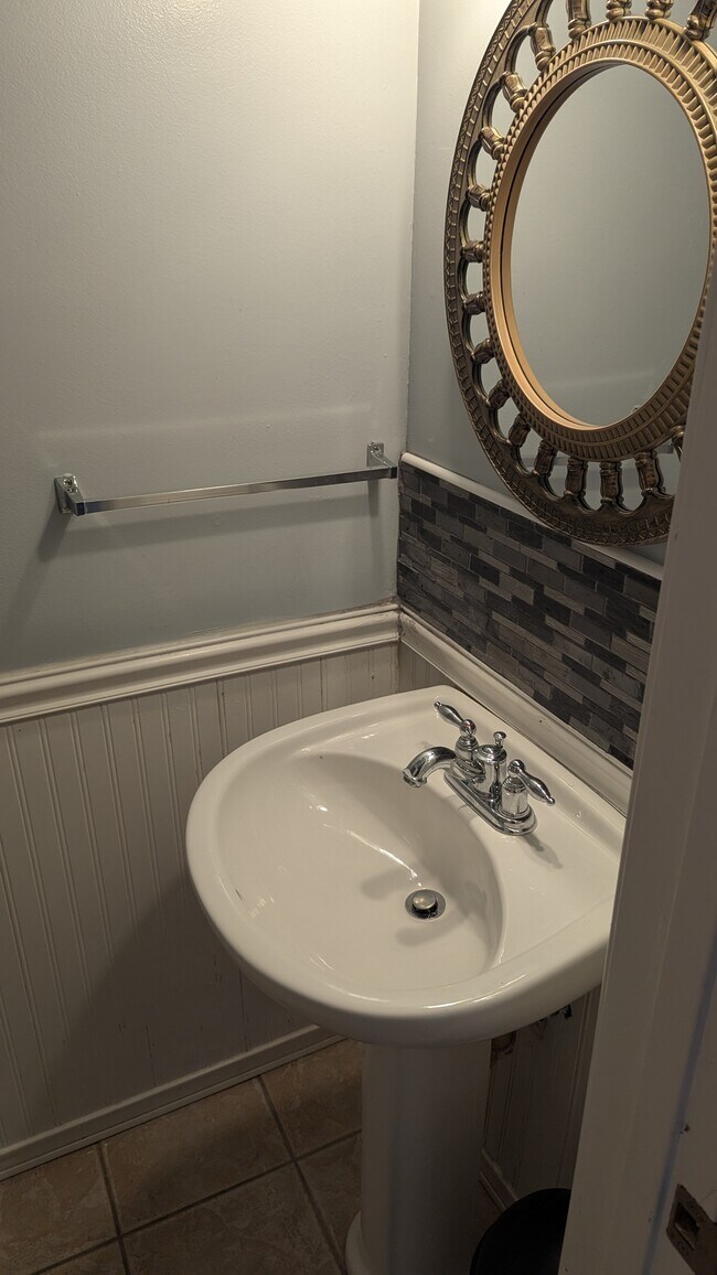 Medio baño en la planta baja - 2294 White Cornus Ln