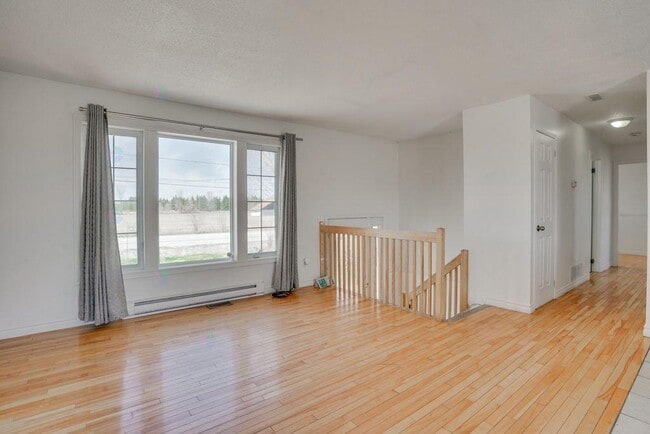 Building Photo - 736 Av. Gatineau