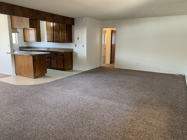 Building Photo - Upstairs 2 BR Spacious Apartment