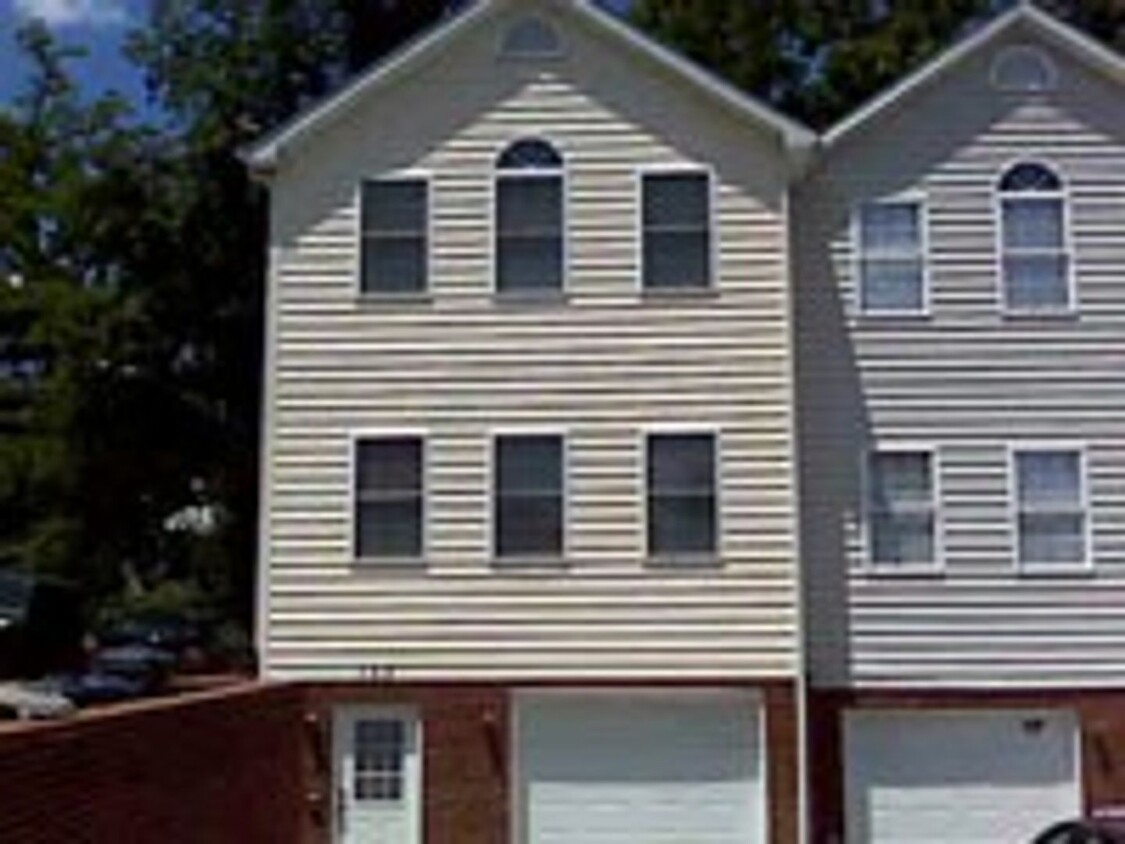 Primary Photo - *Re-Rental* 2 Bedroom 2.5 Bath Townhouse