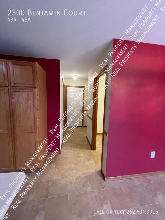 Building Photo - Beautiful Waukesha Single Family Home!