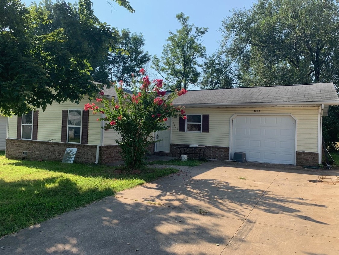 1338 Robin Ln, Carthage, MO 64836 House Rental in Carthage, MO