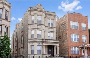 Building Photo - 2613 W Augusta Blvd