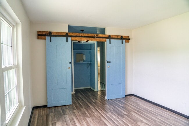 Building Photo - 142 Meadow Glen Dr