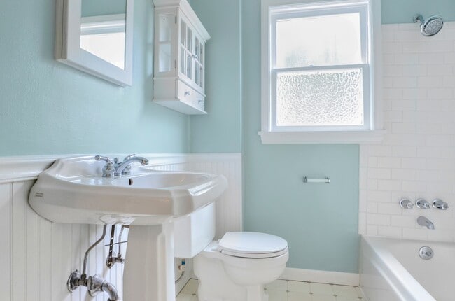 Foto del edificio - Classic single story house with furnished basement. Near Interurban trails and Jackson Golf course.