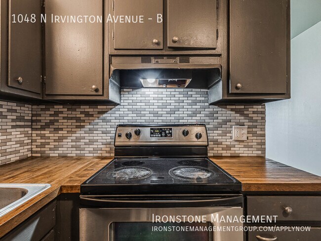 Building Photo - Centrally Located Pet Friendly Duplex Unit!