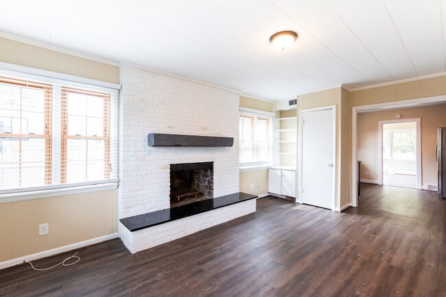 Foto del edificio - 3BR/2BA Ranch Near The Desirable Highlands!