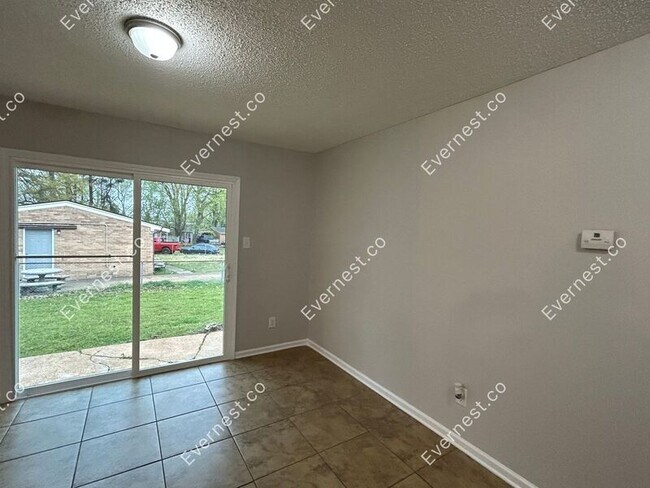 Building Photo - 8651 Southaven Cir W