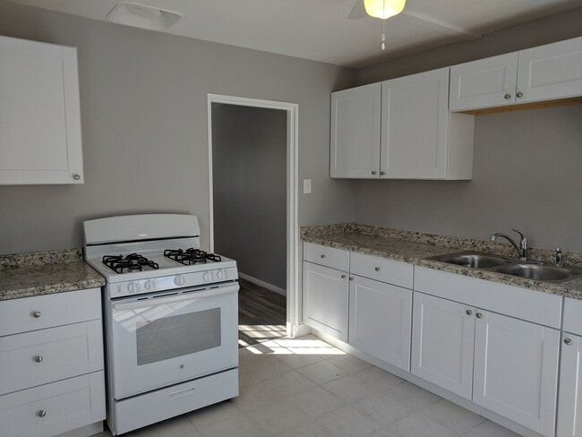 Building Photo - Great Outdoor Living!! One Bedroom Duplex in North Clairemont
