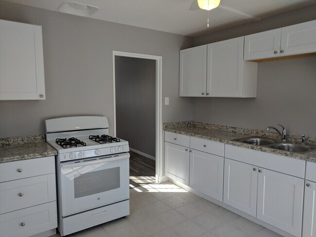 Foto del edificio - Great Outdoor Living!! One Bedroom Duplex in North Clairemont