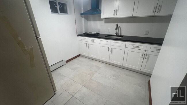 Foto del edificio - FRESHLY GUT RENOVATED 2 BEDROOMS PLATTWOOD...