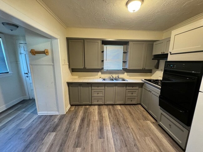 Foto del edificio - 2 bed 1.5 house with garage storage