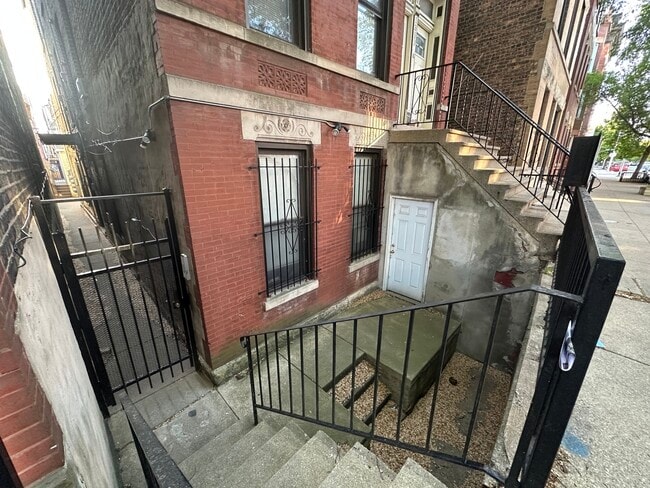 Building Photo - 1350 N Greenview Ave