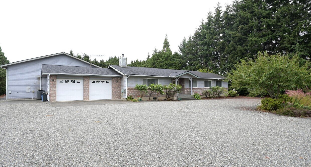 Primary Photo - 3 bed 2.5 bath home in a private country s...