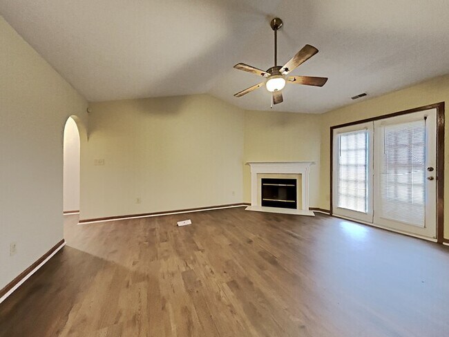 Building Photo - Large 3 bed 2 bath in Indy!