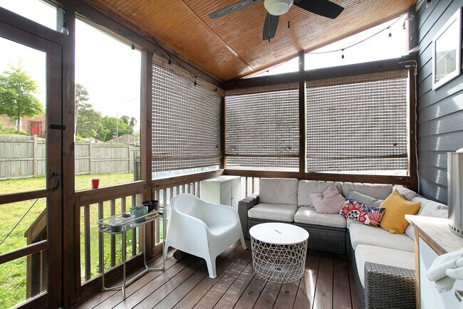 Building Photo - Stunning 4 bedroom, 2.5 bath with NEW CARP...