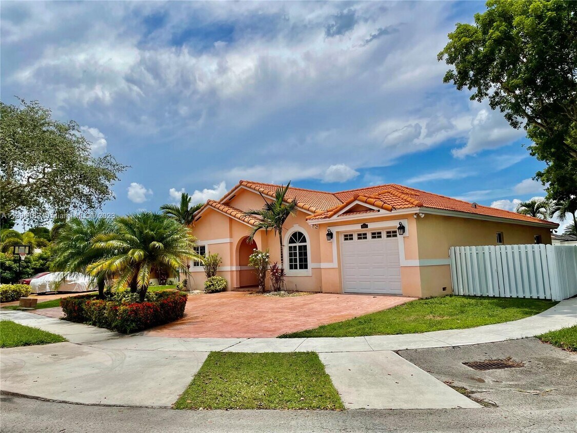 8915 NW 164th St, Miami Lakes, FL 33018 House for Rent in Miami Lakes