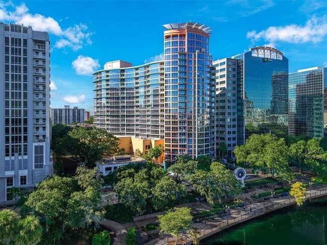 Foto del edificio - 322 E Central Blvd