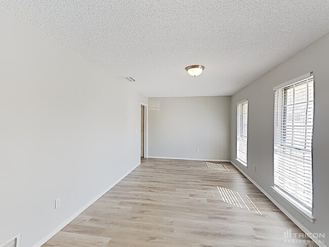 Building Photo - 835 Live Oak Dr