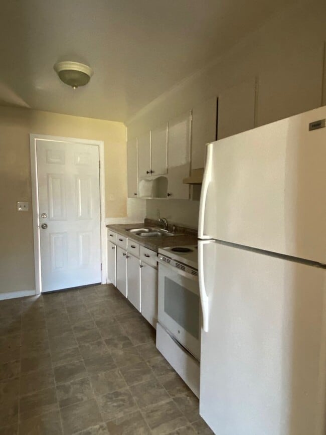 Building Photo - Adorable 2 bedroom, 1 bath duplex located ...