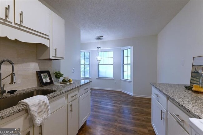 Foto del edificio - 1697 Cedar Bluff Way