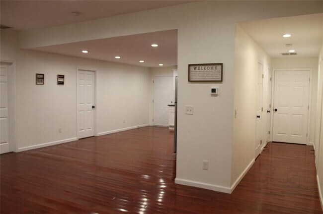Foto del edificio - 202 Henderson Falls Rd