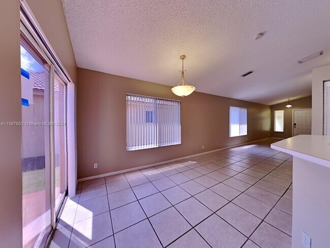 Foto del edificio - 1596 Mira Vista Cir