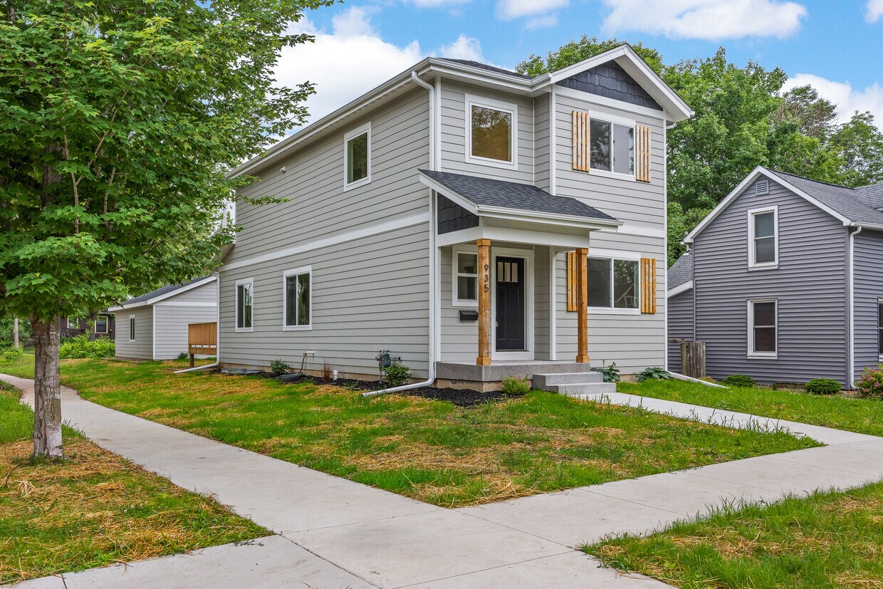 Foto principal - 935 E Bloomington St