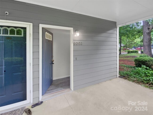 Entrada - 6003 Treetop Ct