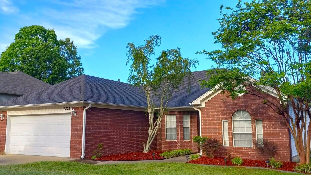 Primary Photo - 2225 Redwood Dr