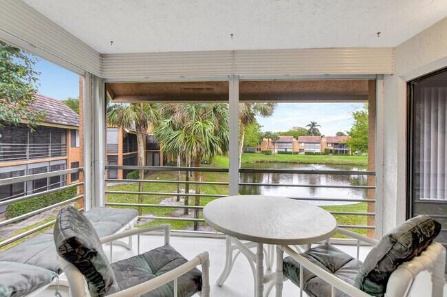Foto del edificio - 1822 Meadows Cir W